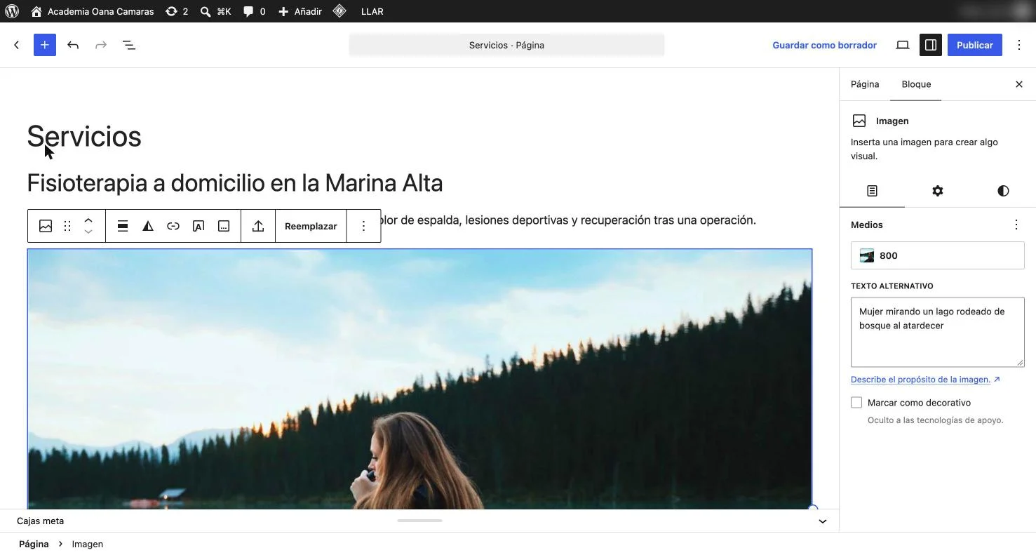 Bloque Imagen seleccionado con el campo Texto alternativo relleno en el panel derecho