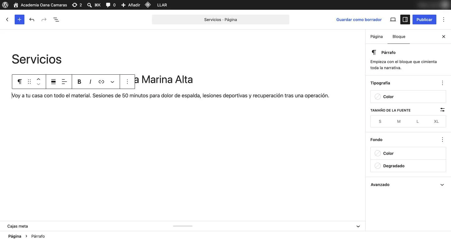 Editor de bloques con un párrafo seleccionado, su barra flotante encima y los ajustes del bloque en el panel derecho