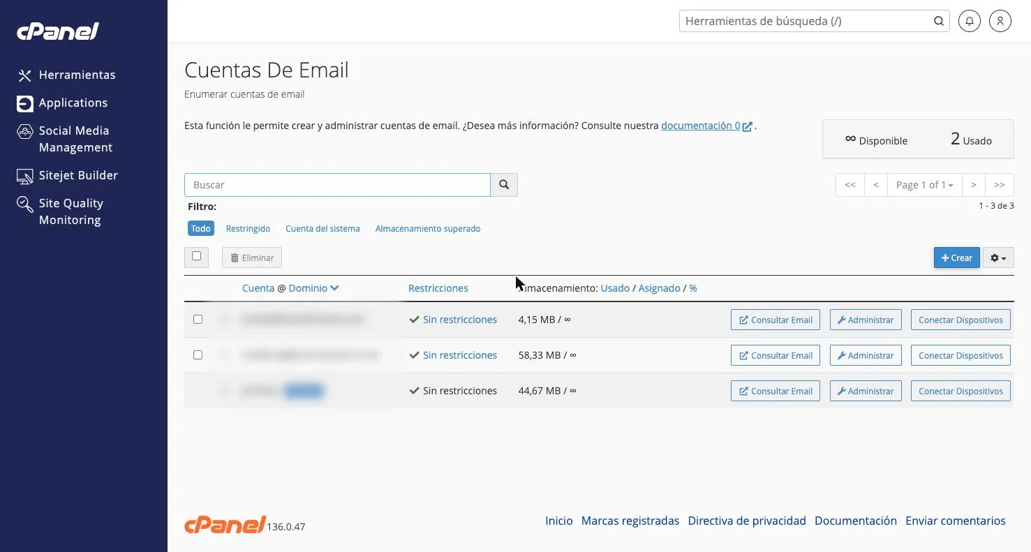 Pantalla Cuentas de email de cPanel con la lista de cuentas y el botón + Crear arriba a la derecha