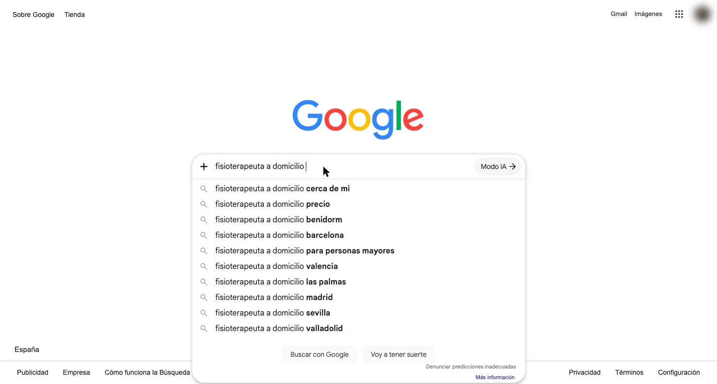 Buscador de Google con fisioterapeuta a domicilio escrito y la lista de sugerencias del autocompletado desplegada